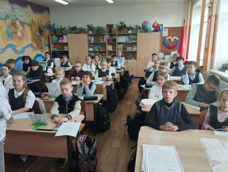 Встреча со священнослужителем в кировской школе: школьники познакомились с Нагорной проповедью